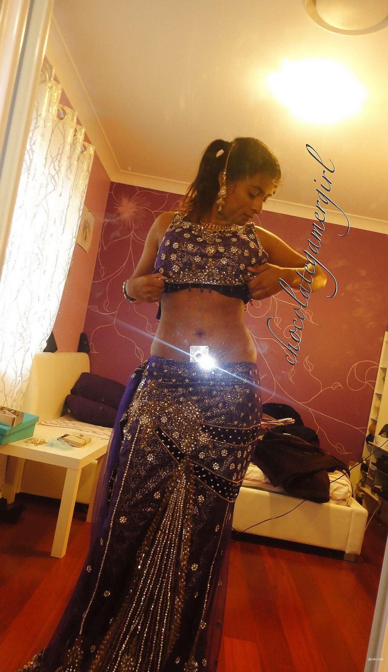 Curvy Babe Poses Nude - Explicit Amateur Porn Photos