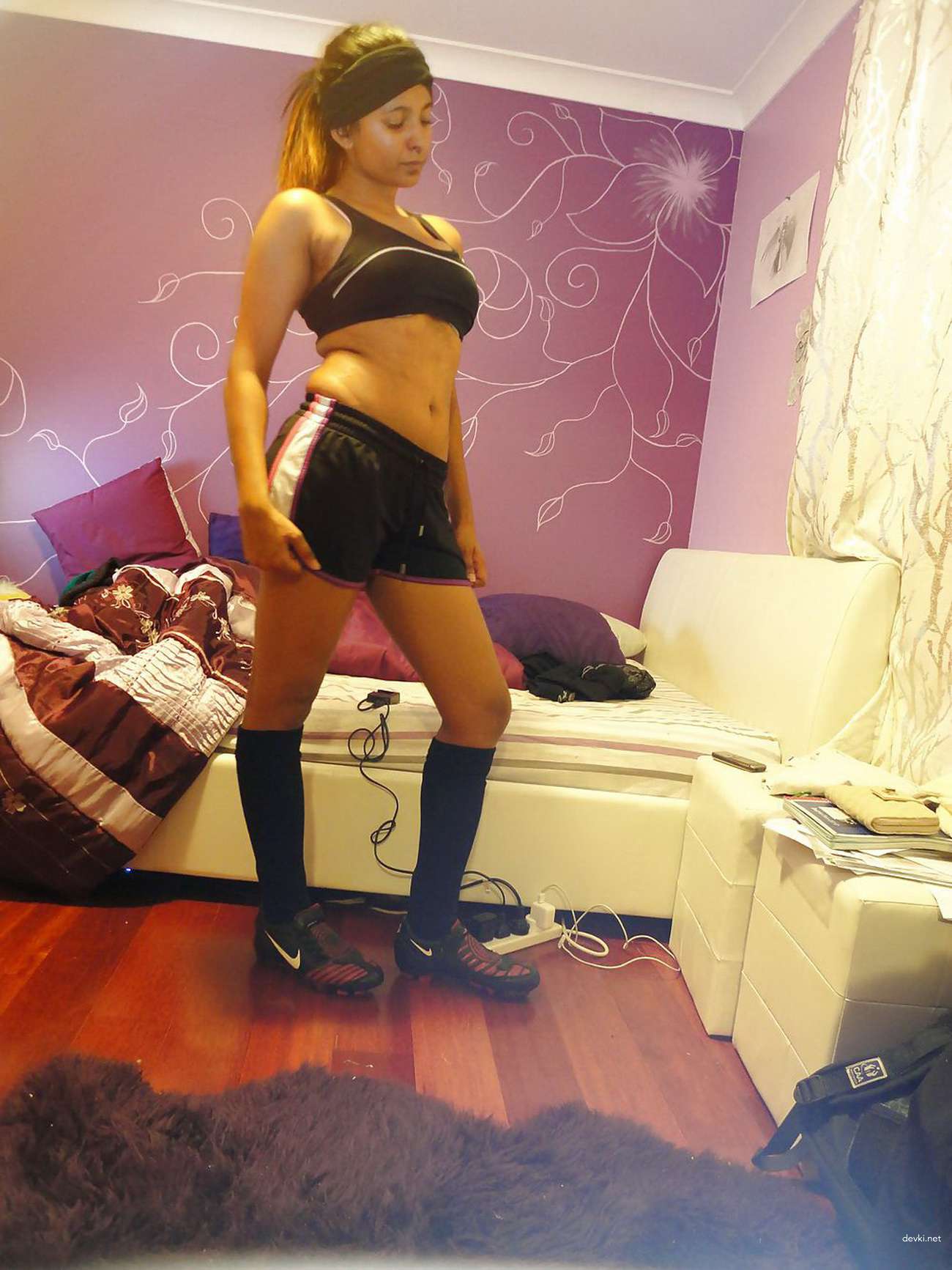 Curvy Babe Poses Nude - Explicit Amateur Porn Photos