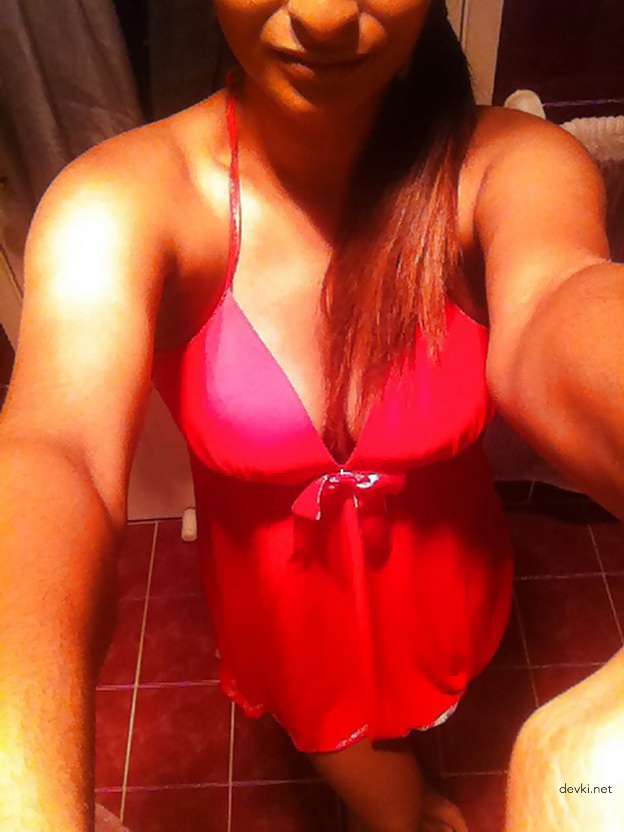 Curvy Babe Poses Nude - Explicit Amateur Porn Photos