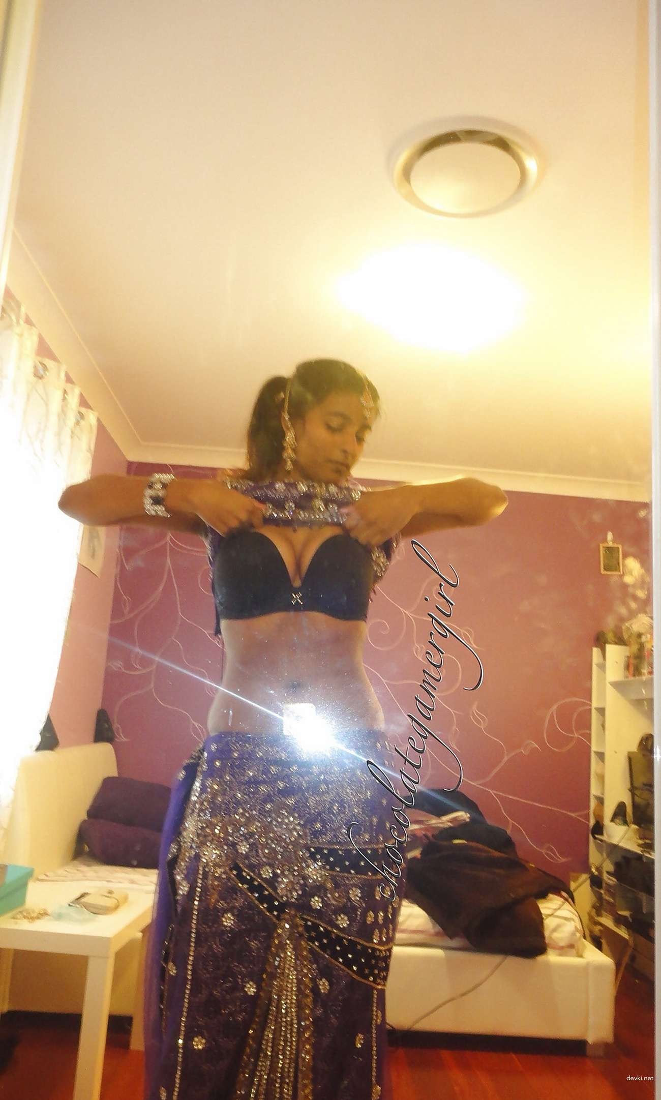 Curvy Babe Poses Nude - Explicit Amateur Porn Photos