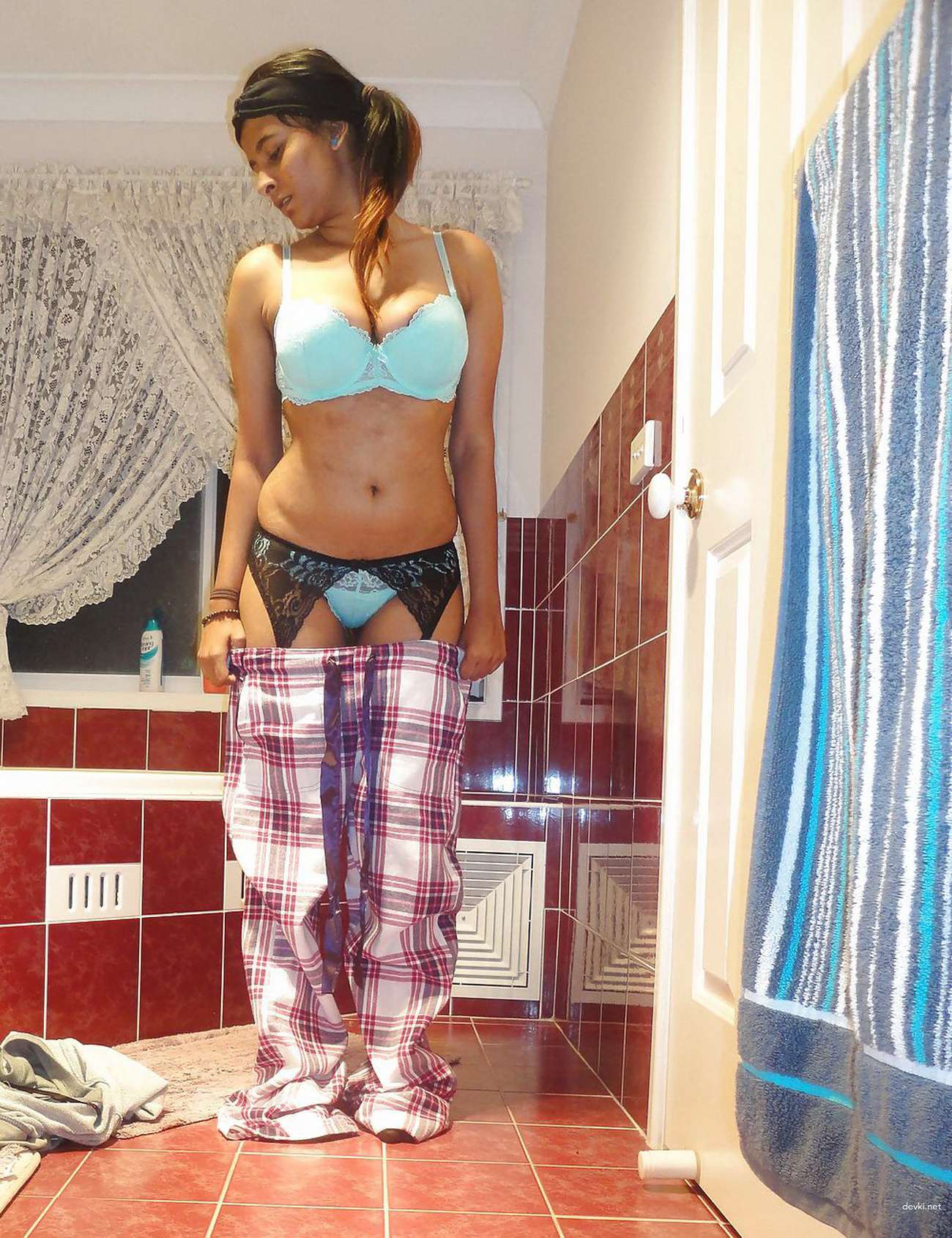 Curvy Babe Poses Nude - Explicit Amateur Porn Photos