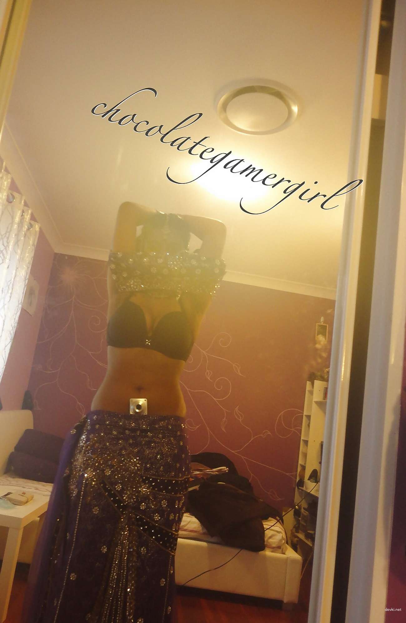 Curvy Babe Poses Nude - Explicit Amateur Porn Photos