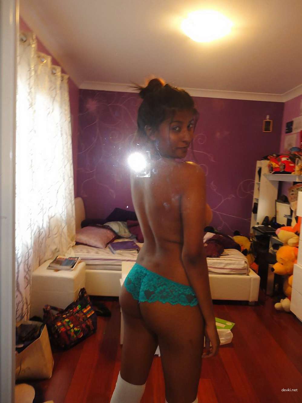 Curvy Babe Poses Nude - Explicit Amateur Porn Photos