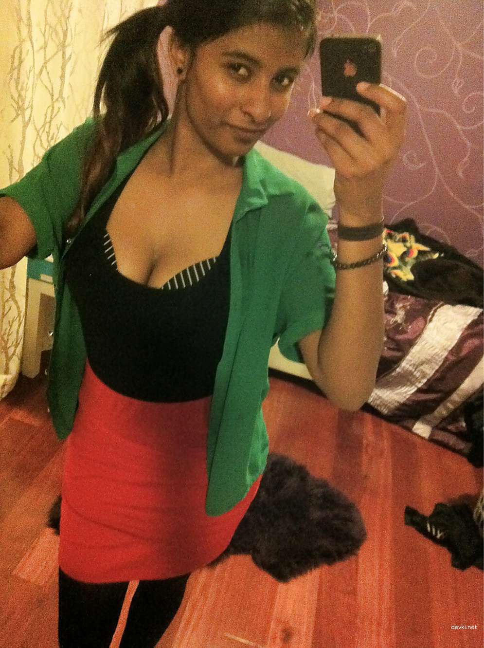 Curvy Babe Poses Nude - Explicit Amateur Porn Photos