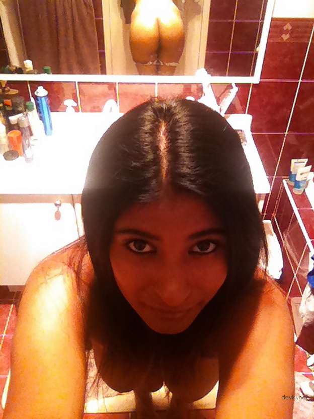 Curvy Babe Poses Nude - Explicit Amateur Porn Photos