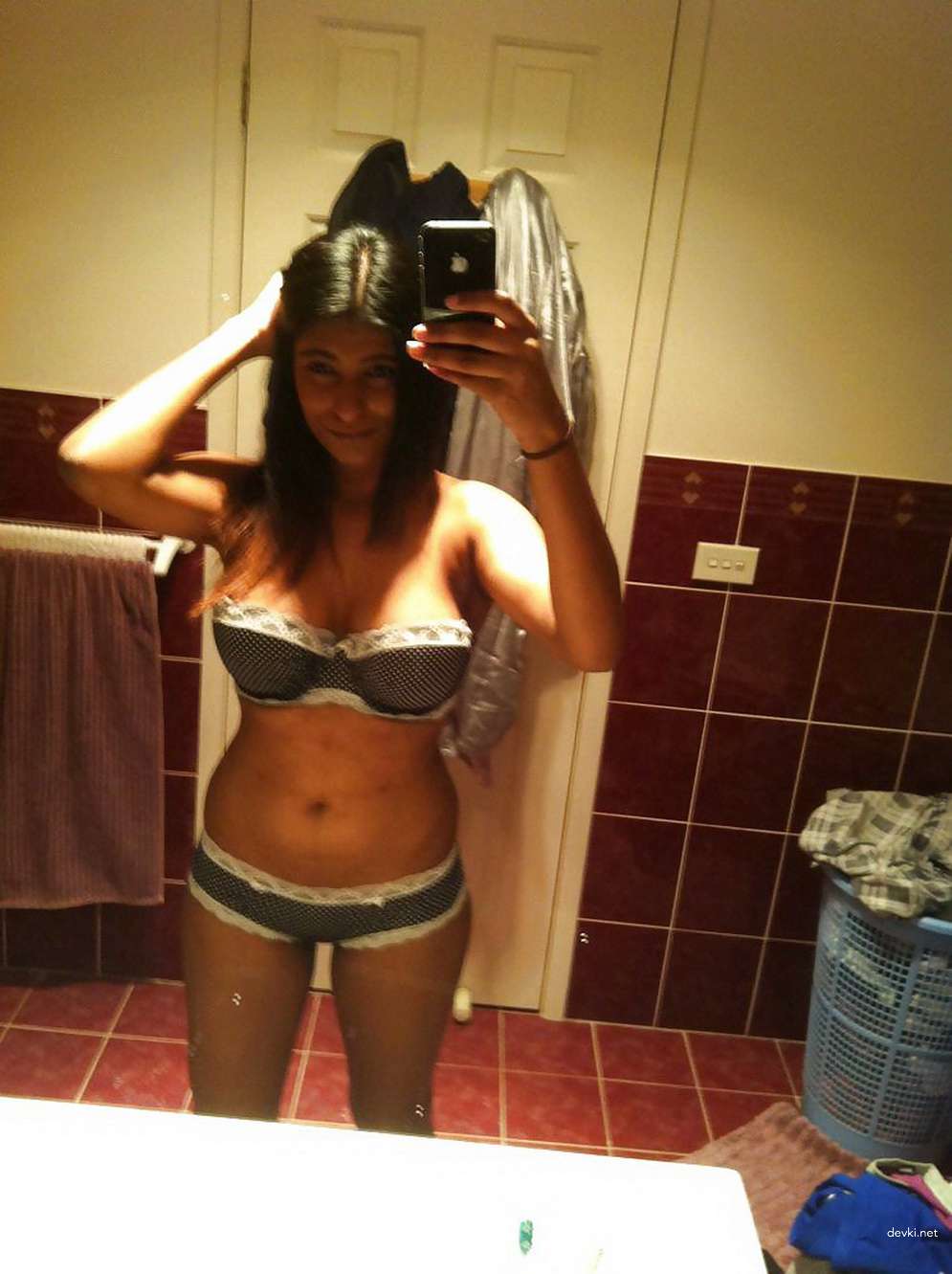 Curvy Babe Poses Nude - Explicit Amateur Porn Photos