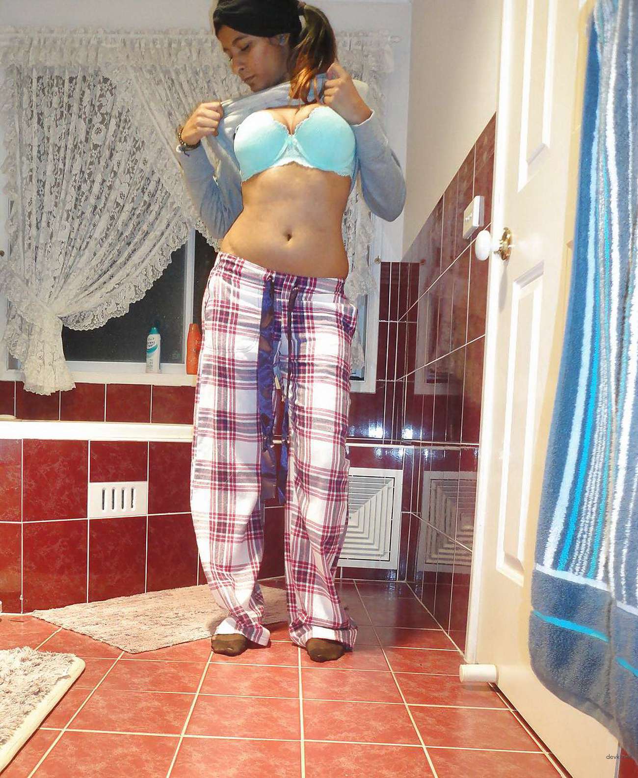 Curvy Babe Poses Nude - Explicit Amateur Porn Photos