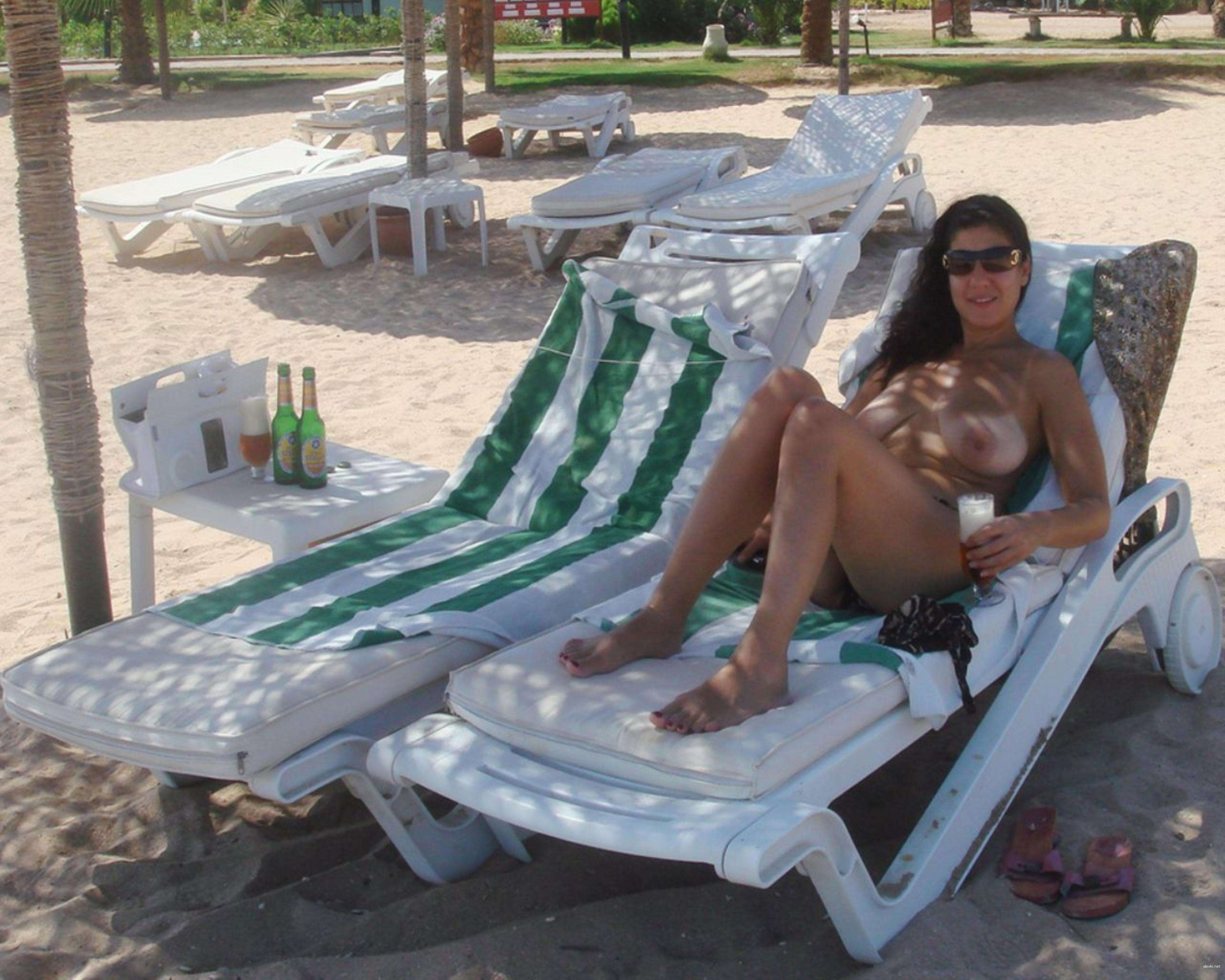 Explicit Nude Amateur Girl Poses on Vacation - Uncensored Photo