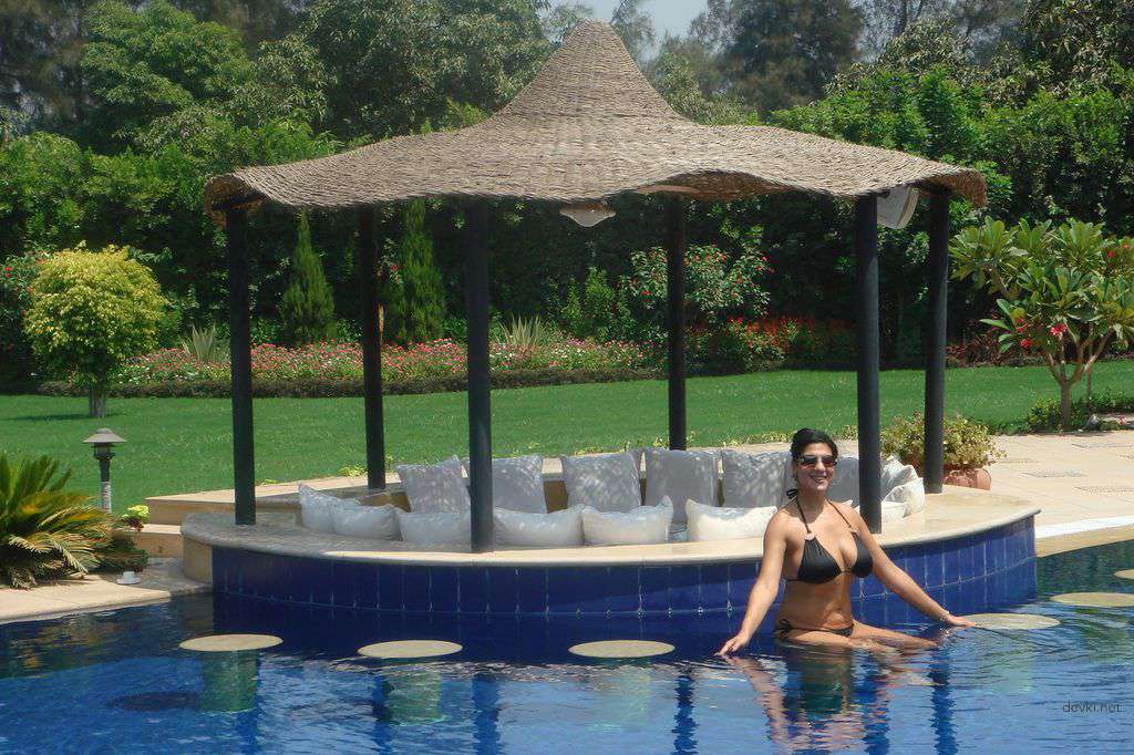 Explicit Nude Amateur Girl Poses on Vacation - Uncensored Photo