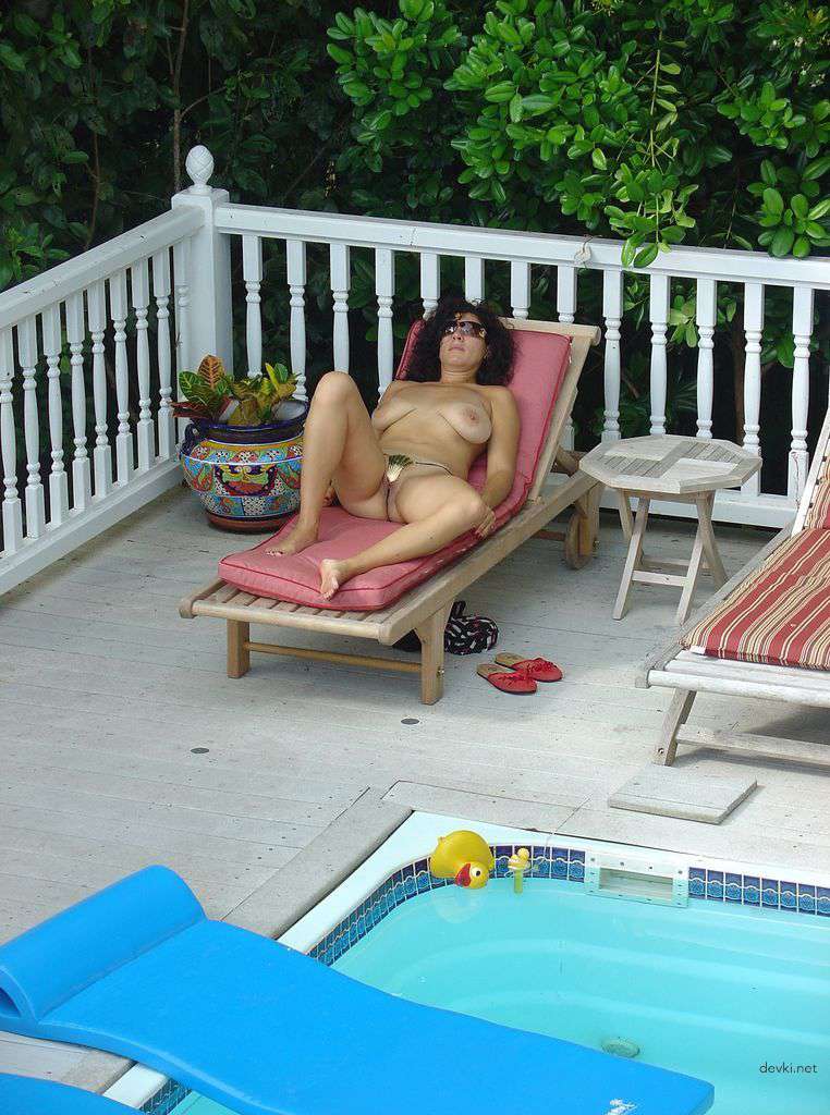 Explicit Nude Amateur Girl Poses on Vacation - Uncensored Photo