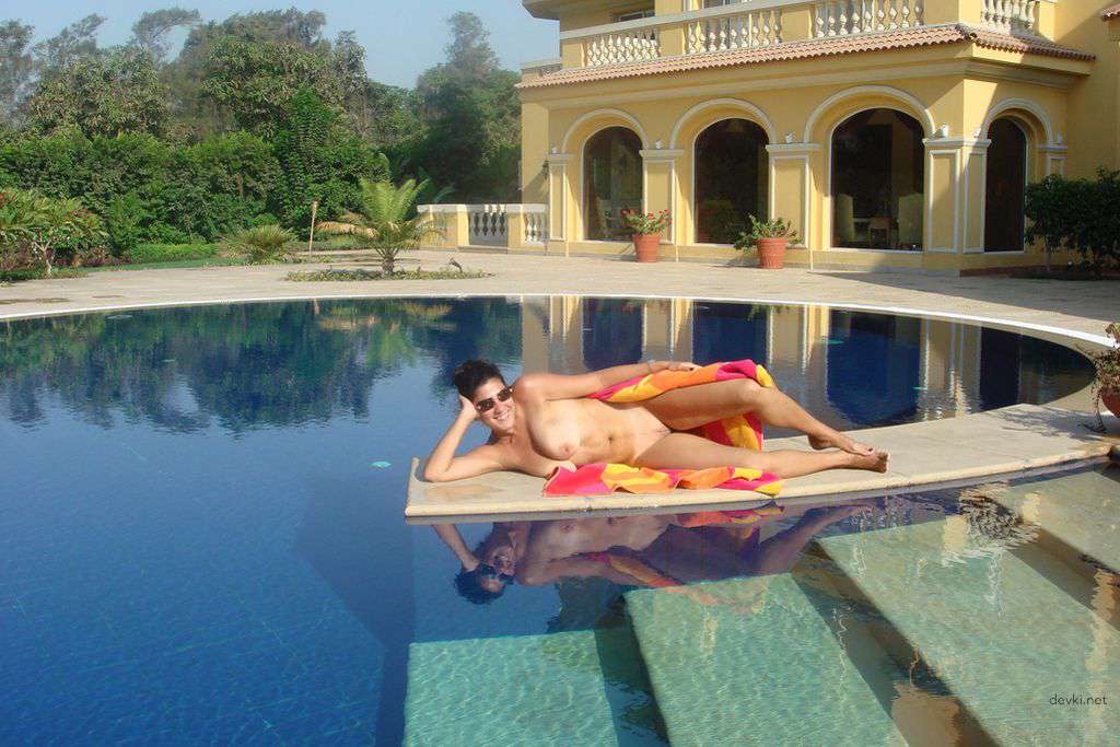 Explicit Nude Amateur Girl Poses on Vacation - Uncensored Photo