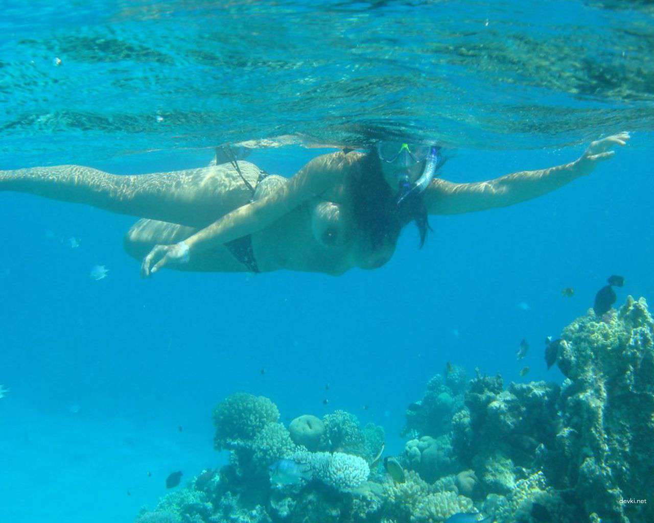 Explicit Nude Amateur Girl Poses on Vacation - Uncensored Photo