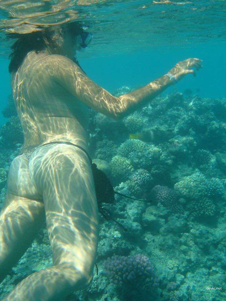 Explicit Nude Amateur Girl Poses on Vacation - Uncensored Photo