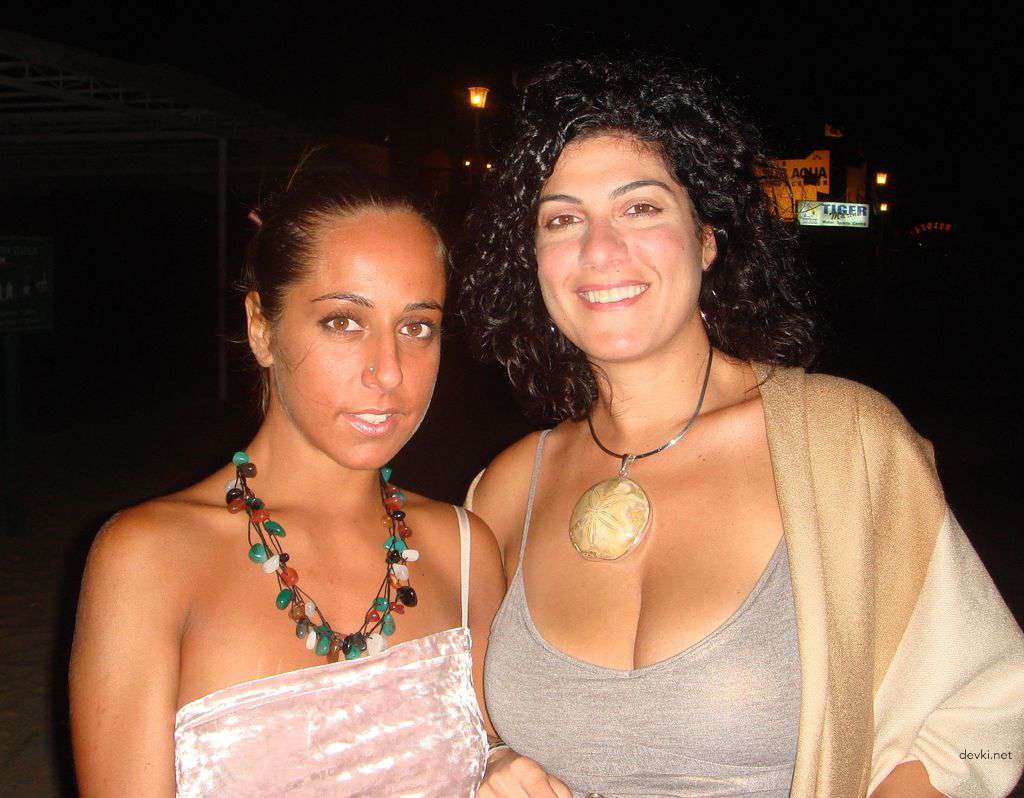 Explicit Nude Amateur Girl Poses on Vacation - Uncensored Photo