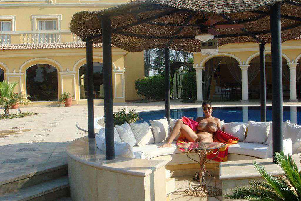 Explicit Nude Amateur Girl Poses on Vacation - Uncensored Photo