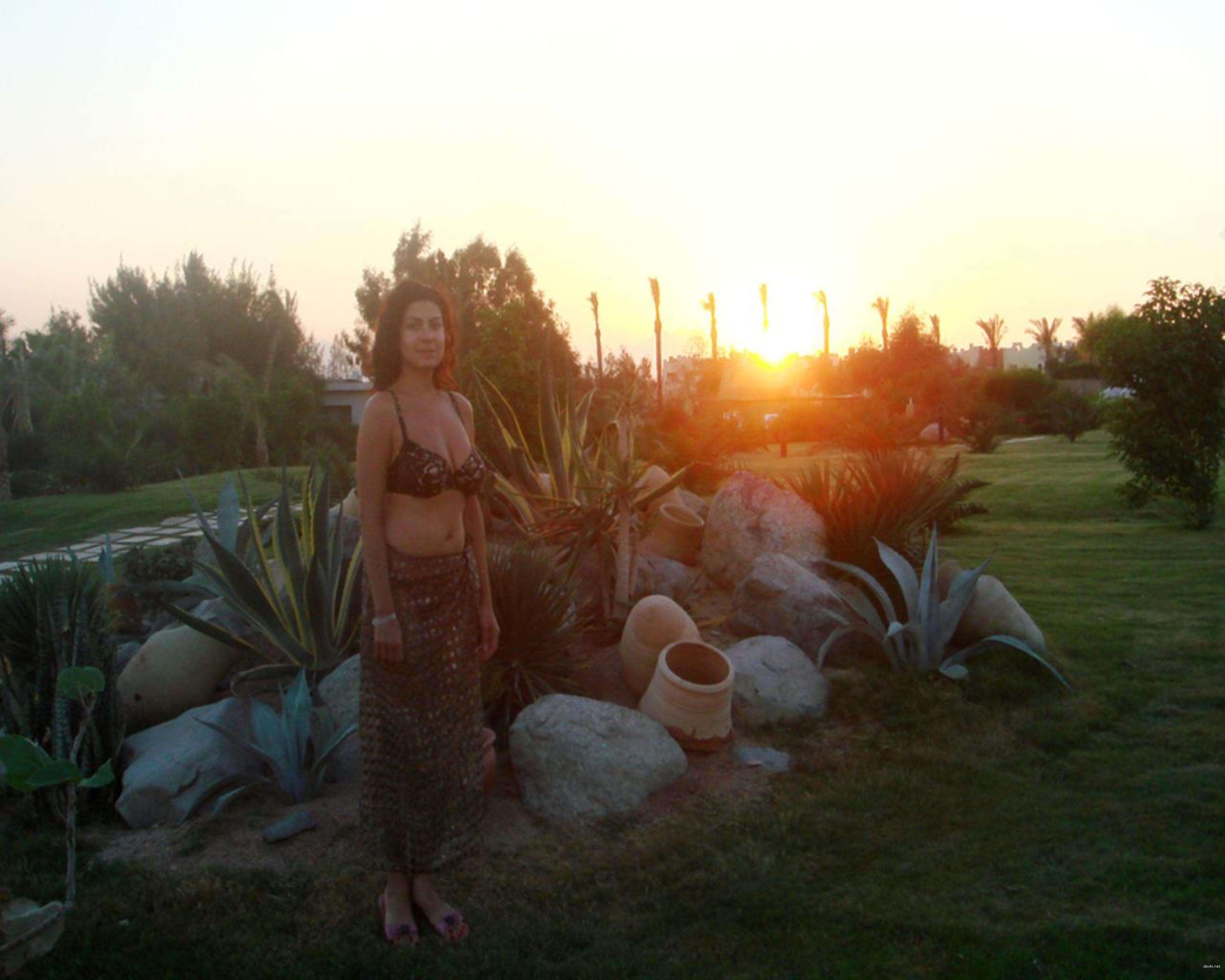 Explicit Nude Amateur Girl Poses on Vacation - Uncensored Photo