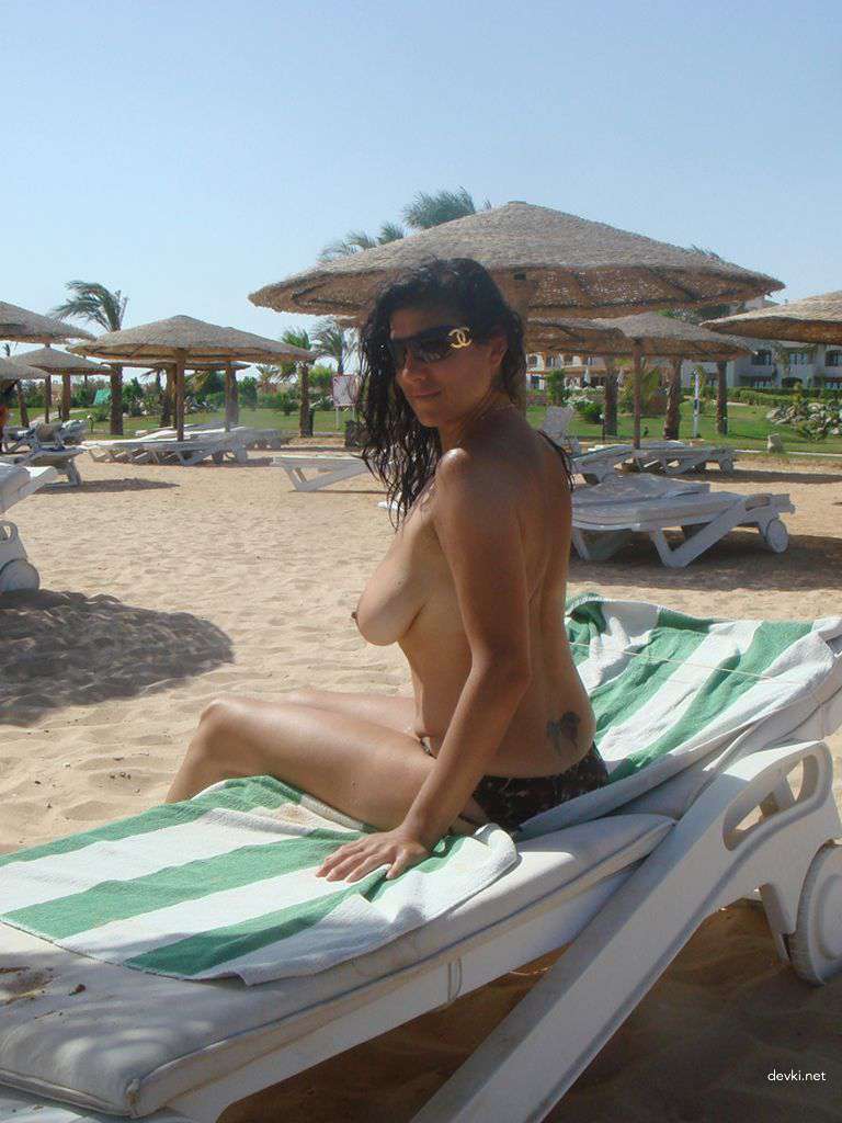 Explicit Nude Amateur Girl Poses on Vacation - Uncensored Photo