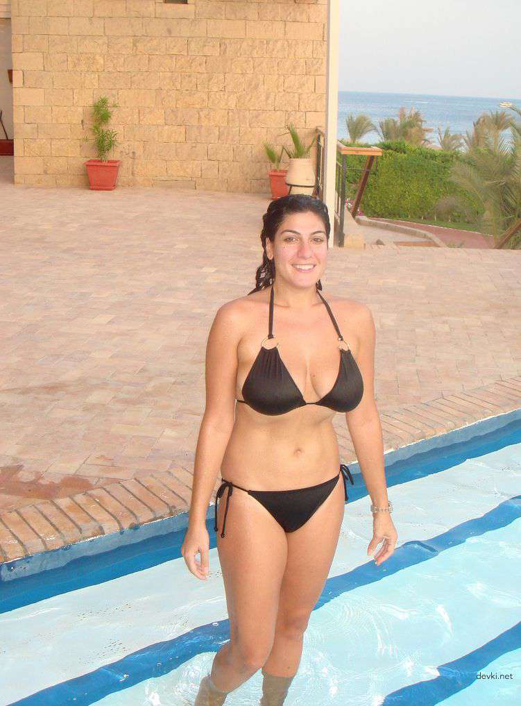 Explicit Nude Amateur Girl Poses on Vacation - Uncensored Photo