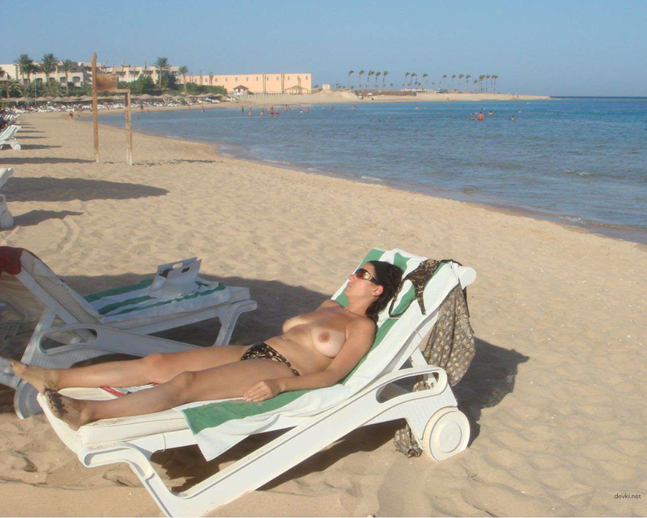 Explicit Nude Amateur Girl Poses on Vacation - Uncensored Photo