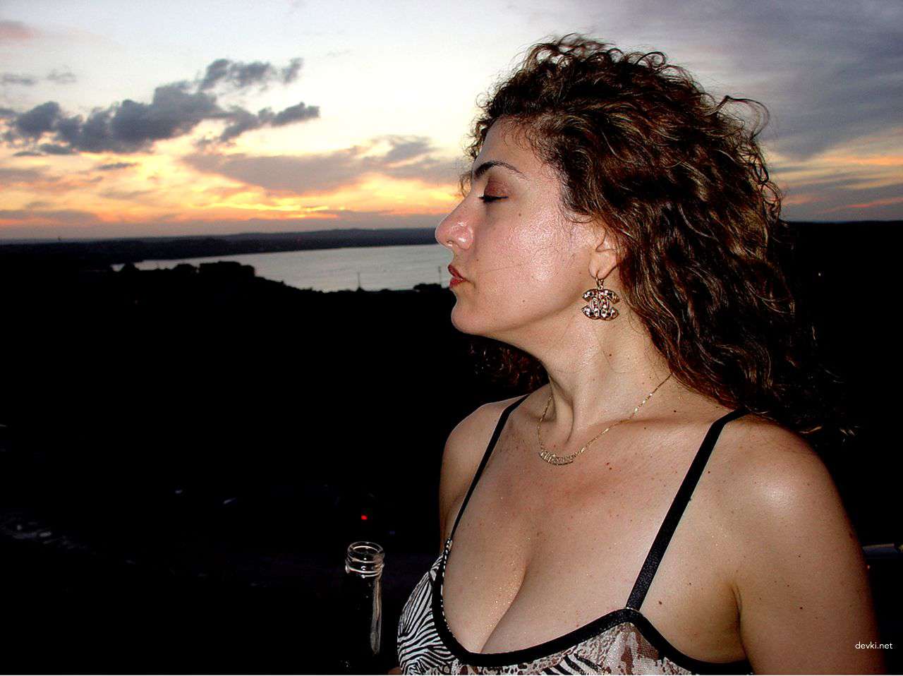 Explicit Nude Amateur Girl Poses on Vacation - Uncensored Photo