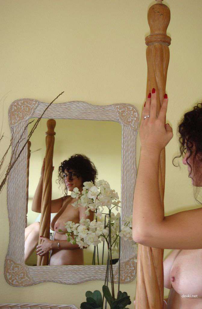 Explicit Nude Amateur Girl Poses on Vacation - Uncensored Photo