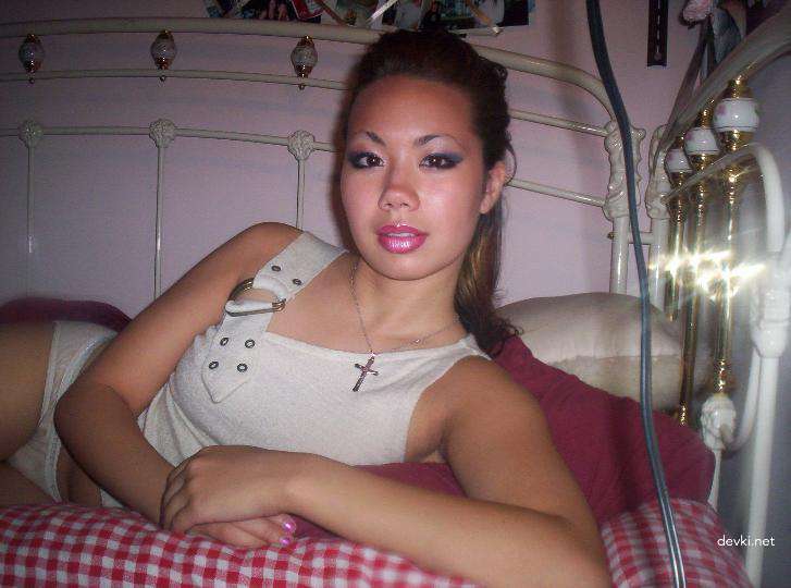 Hot Asian Amateur Porn: Sexy Asian Girl in Explicit Photos