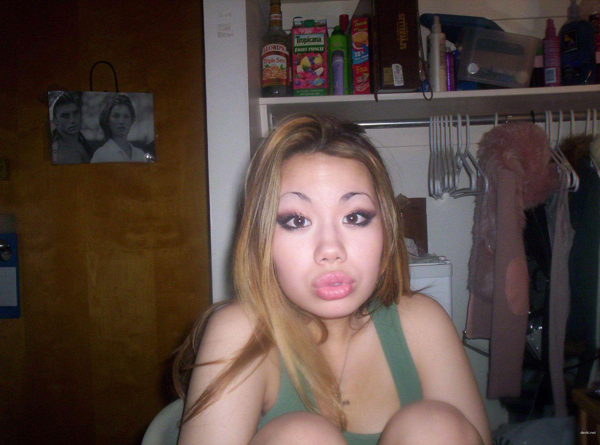 Hot Asian Amateur Porn: Sexy Asian Girl in Explicit Photos