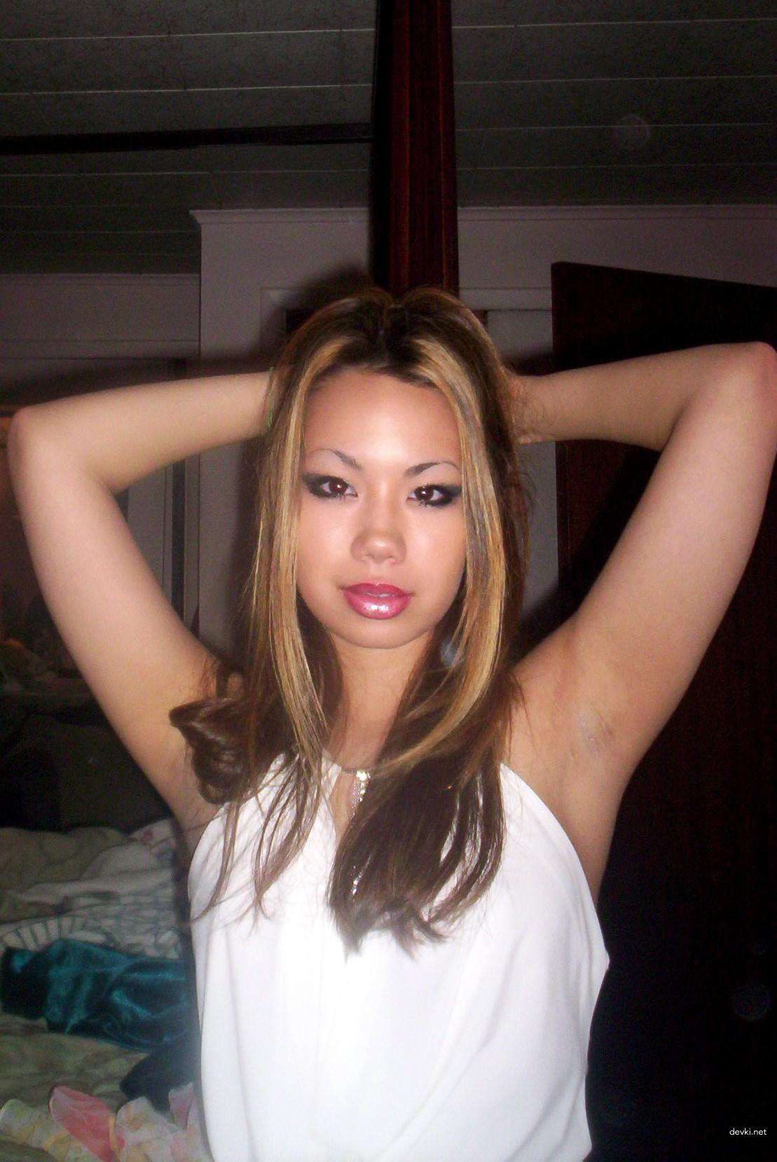 Hot Asian Amateur Porn: Sexy Asian Girl in Explicit Photos