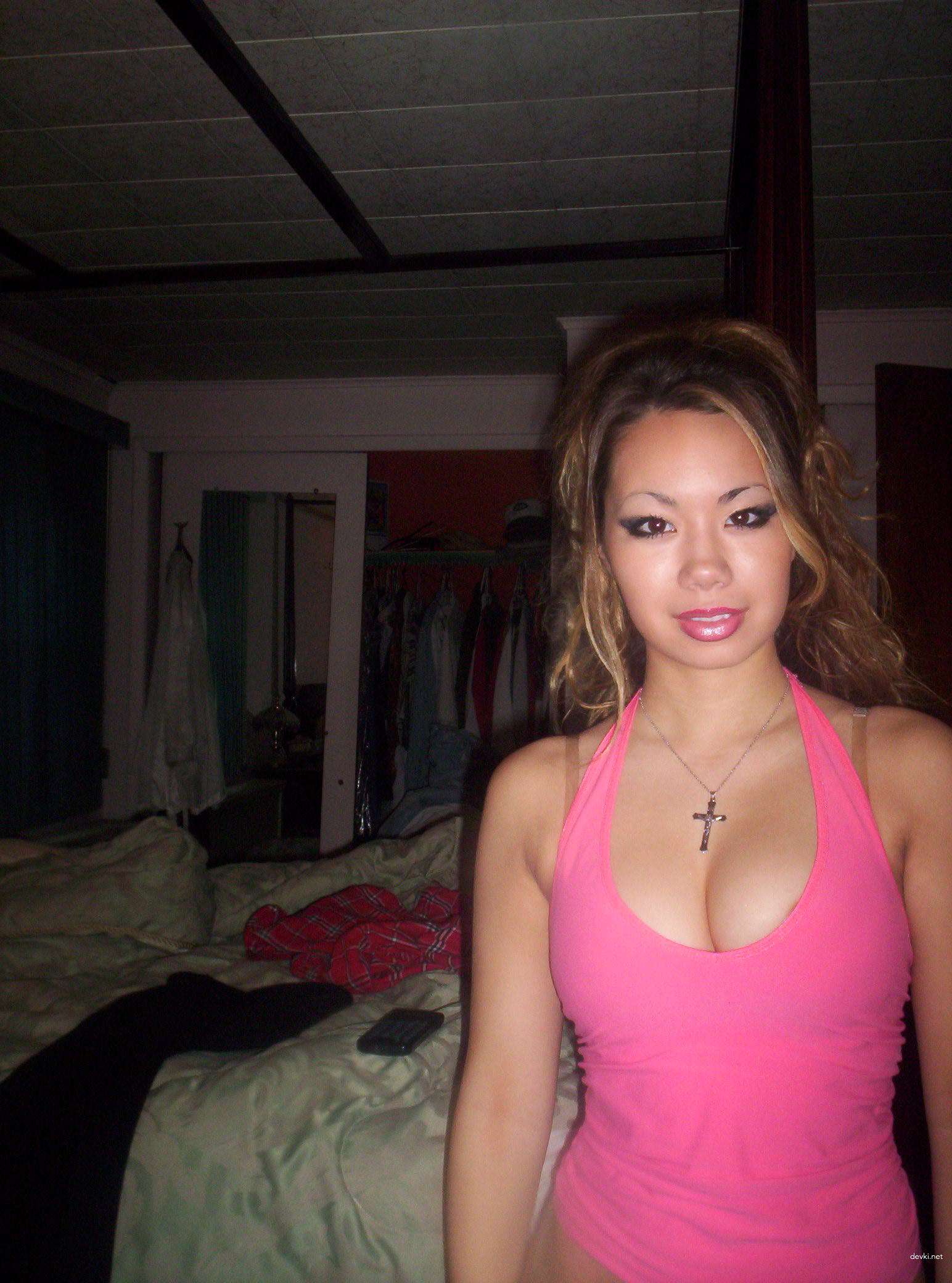 Hot Asian Amateur Porn: Sexy Asian Girl in Explicit Photos