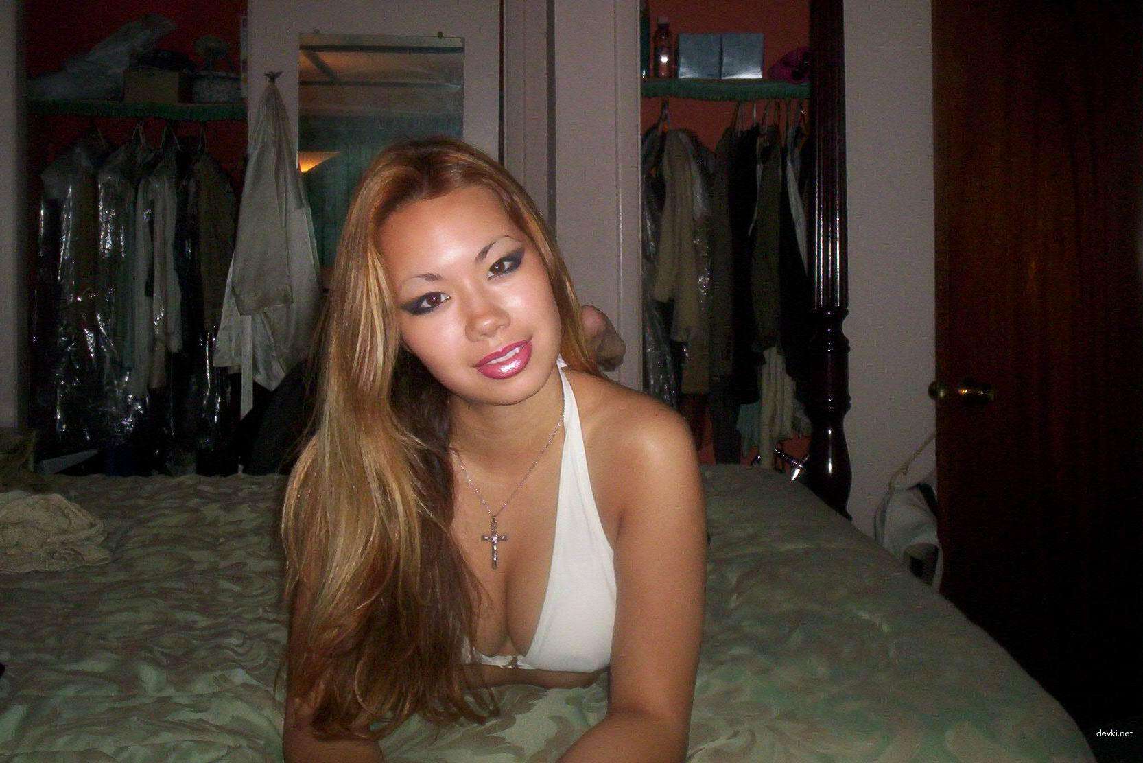 Hot Asian Amateur Porn: Sexy Asian Girl in Explicit Photos