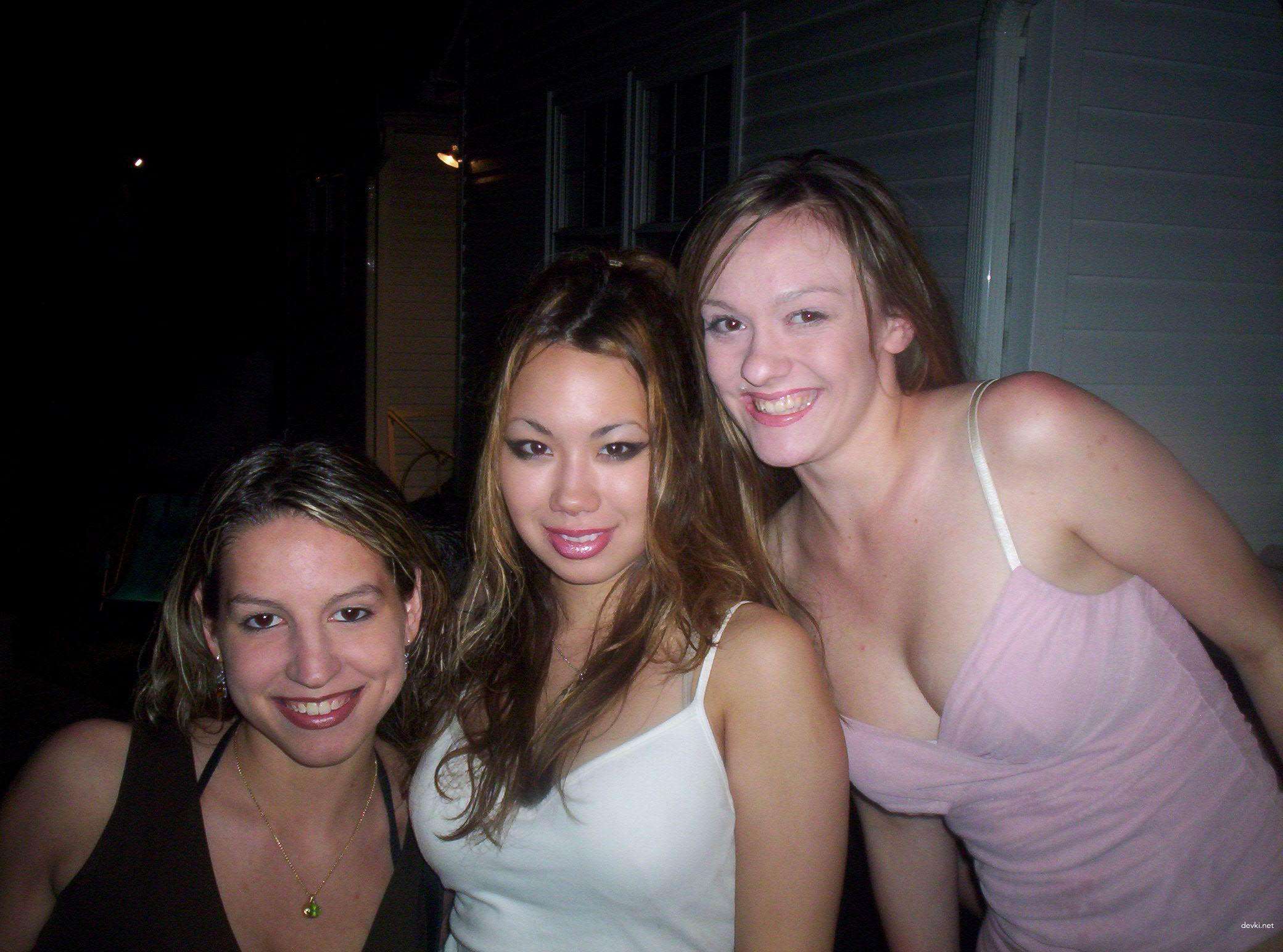 Hot Asian Amateur Porn: Sexy Asian Girl in Explicit Photos