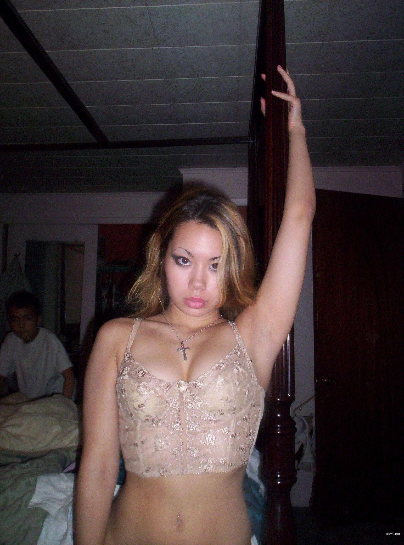 Hot Asian Amateur Porn: Sexy Asian Girl in Explicit Photos