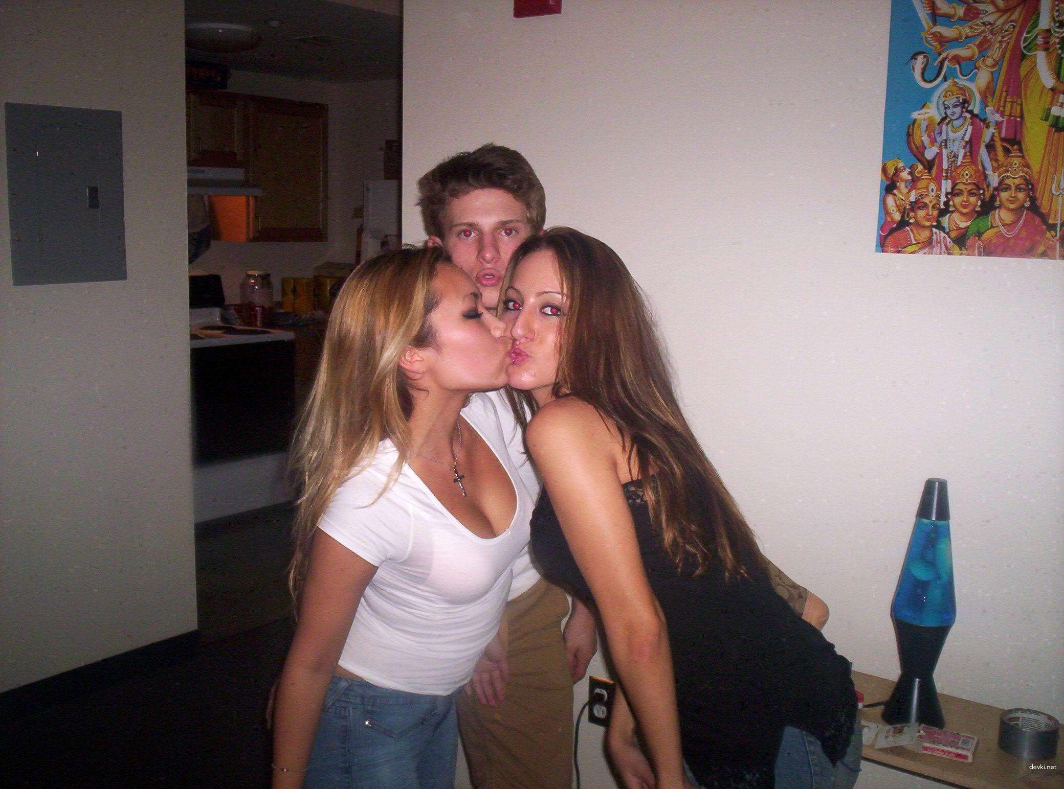 Hot Asian Amateur Porn: Sexy Asian Girl in Explicit Photos