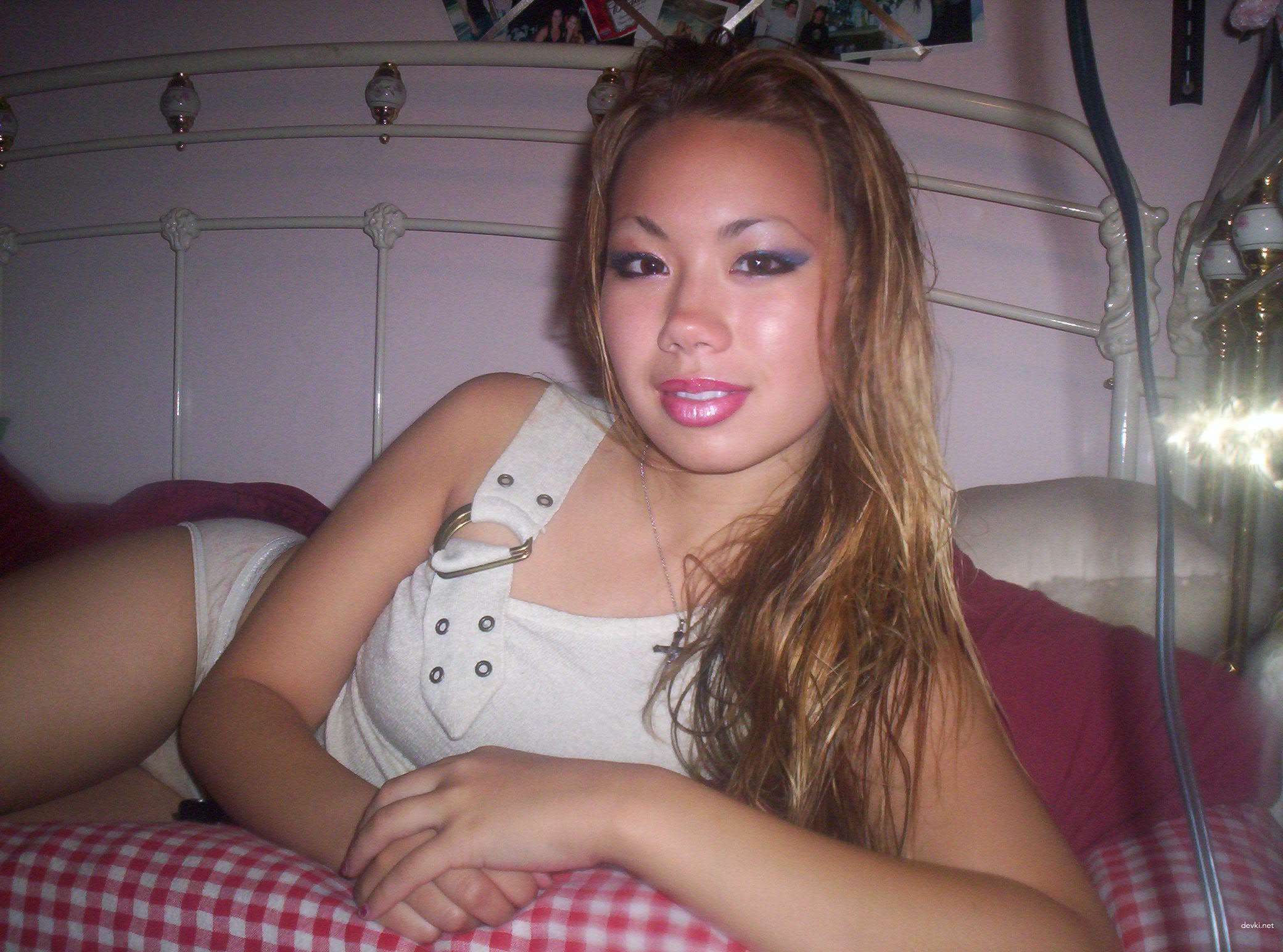 Hot Asian Amateur Porn: Sexy Asian Girl in Explicit Photos
