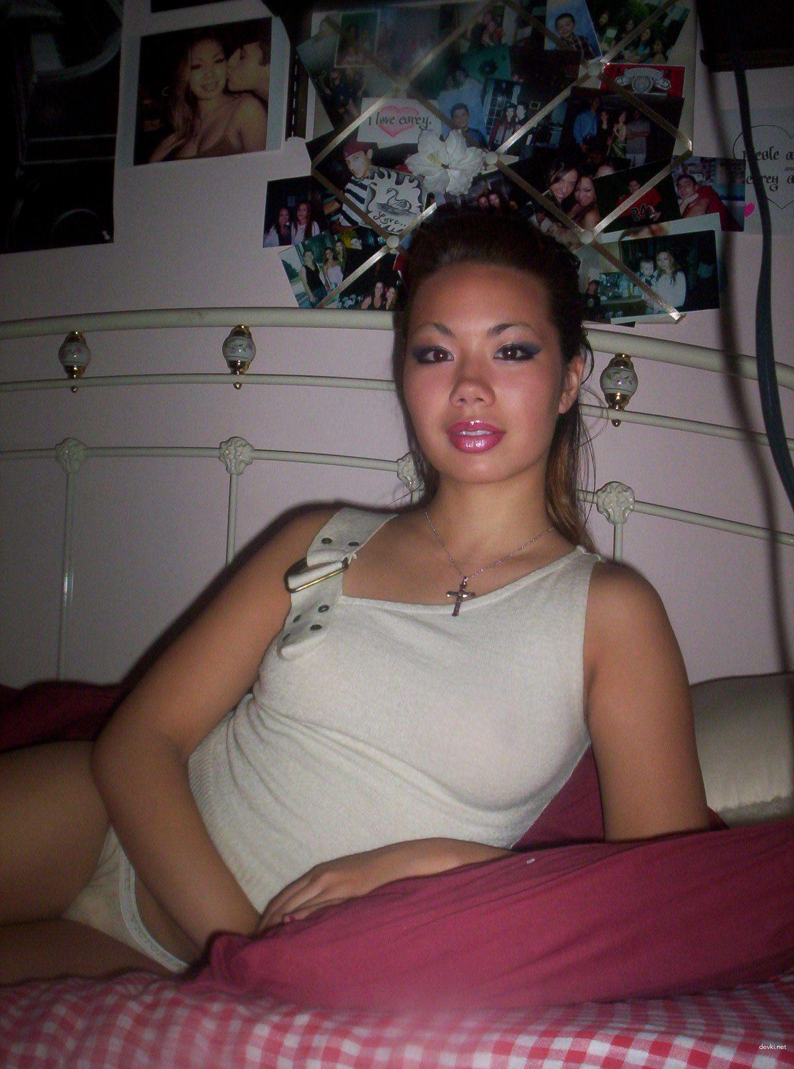 Hot Asian Amateur Porn: Sexy Asian Girl in Explicit Photos