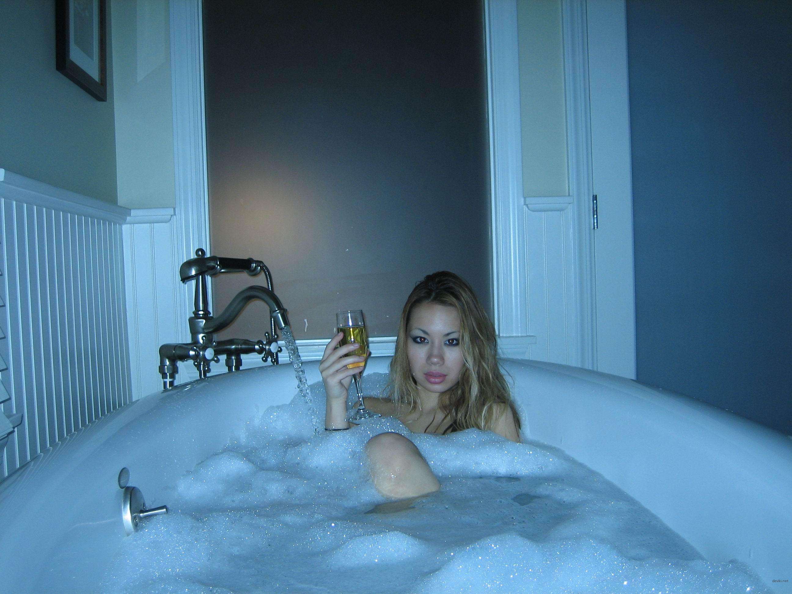 Hot Asian Amateur Porn: Sexy Asian Girl in Explicit Photos