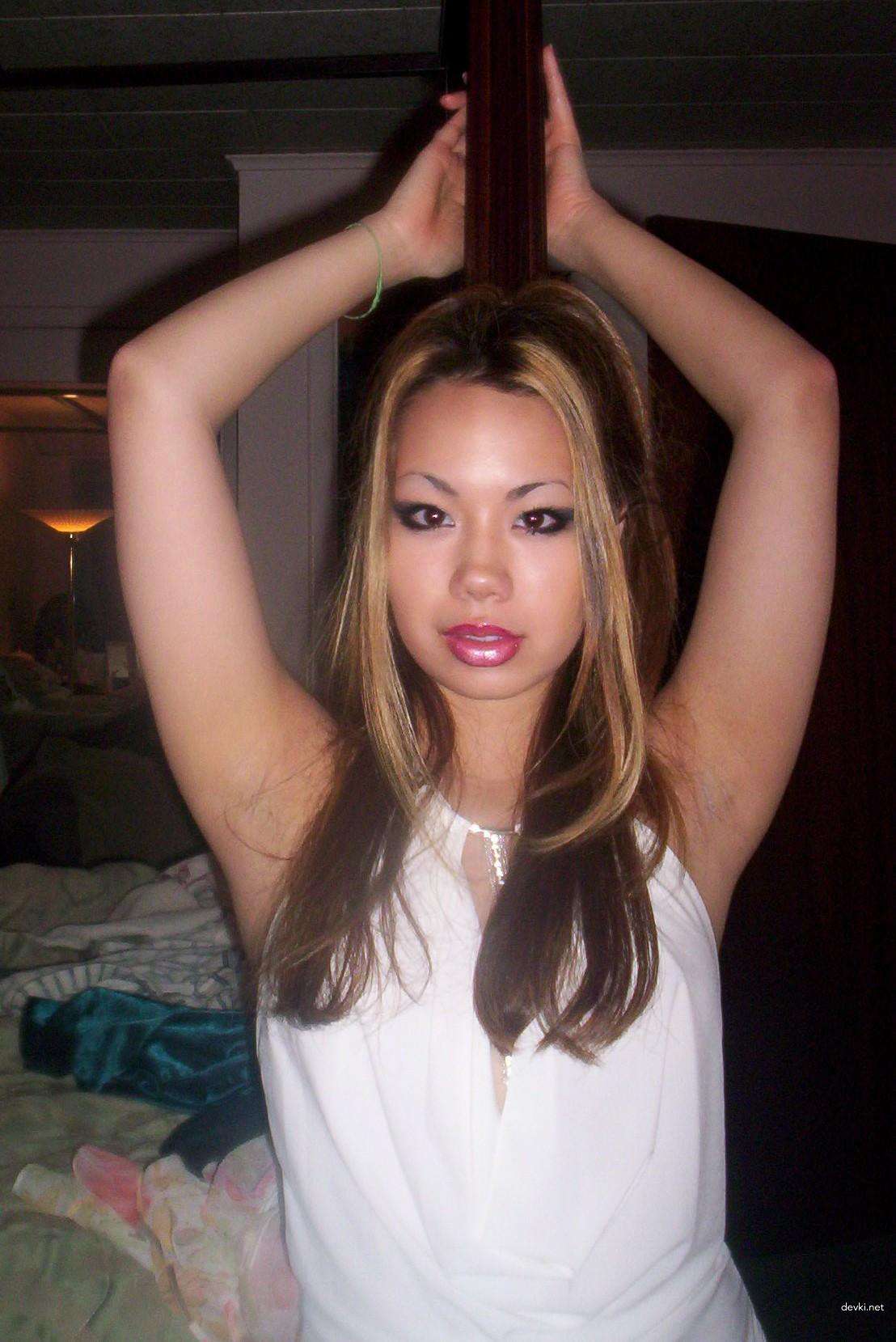 Hot Asian Amateur Porn: Sexy Asian Girl in Explicit Photos