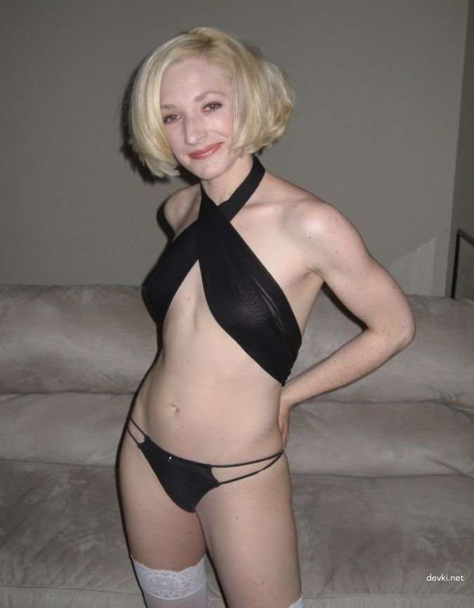 Private Photo of Cute Blonde Amateur: Explicit and Bold Naughty Pictures