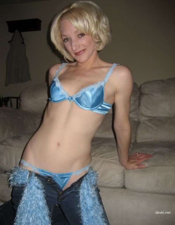Private Photo of Cute Blonde Amateur: Explicit and Bold Naughty Pictures
