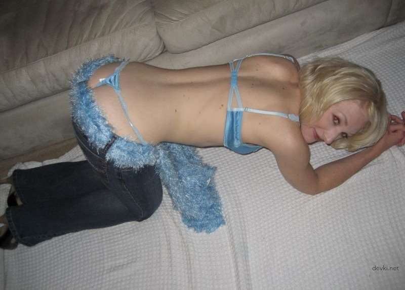 Private Photo of Cute Blonde Amateur: Explicit and Bold Naughty Pictures