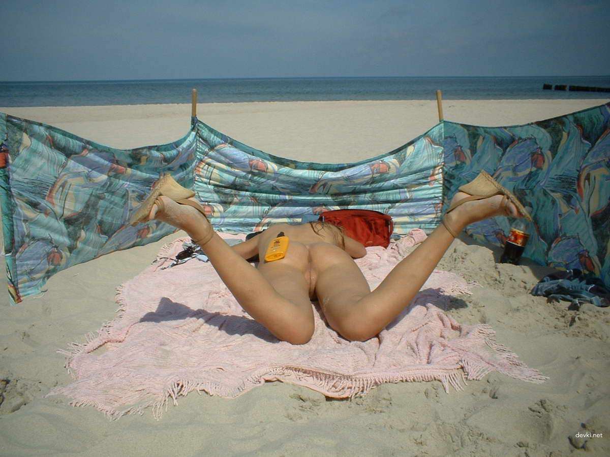 Naked Girl at Beach and Home: Explicit Amateur Photos