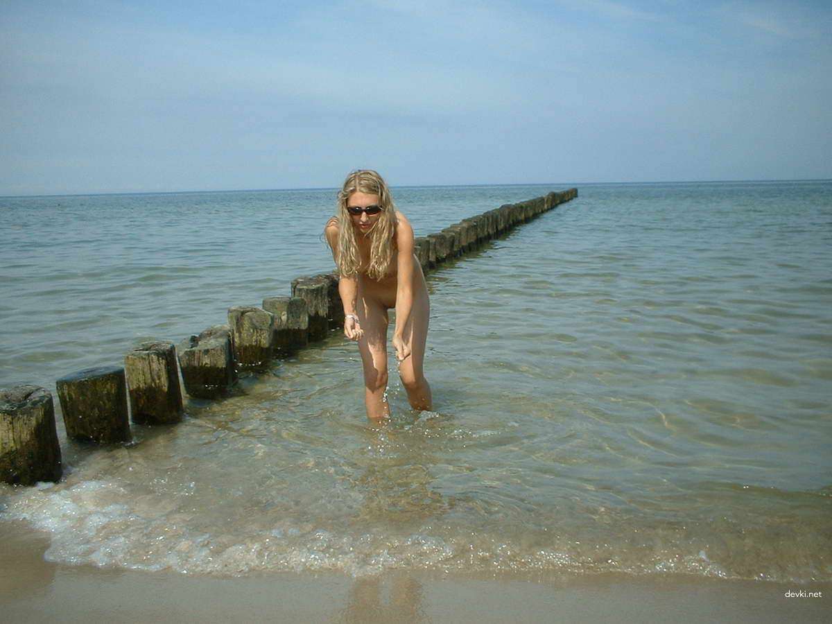 Naked Girl at Beach and Home: Explicit Amateur Photos