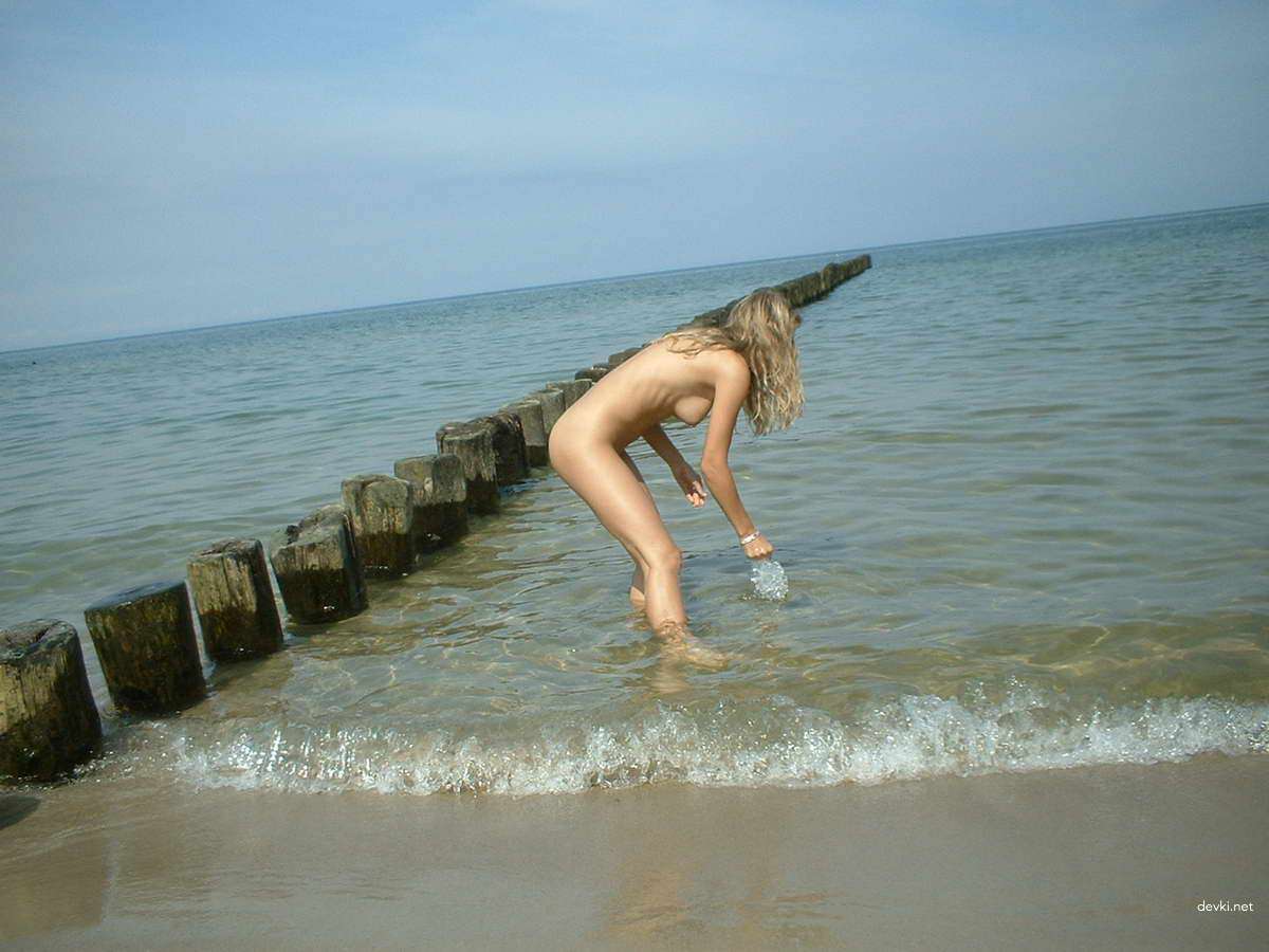 Naked Girl at Beach and Home: Explicit Amateur Photos