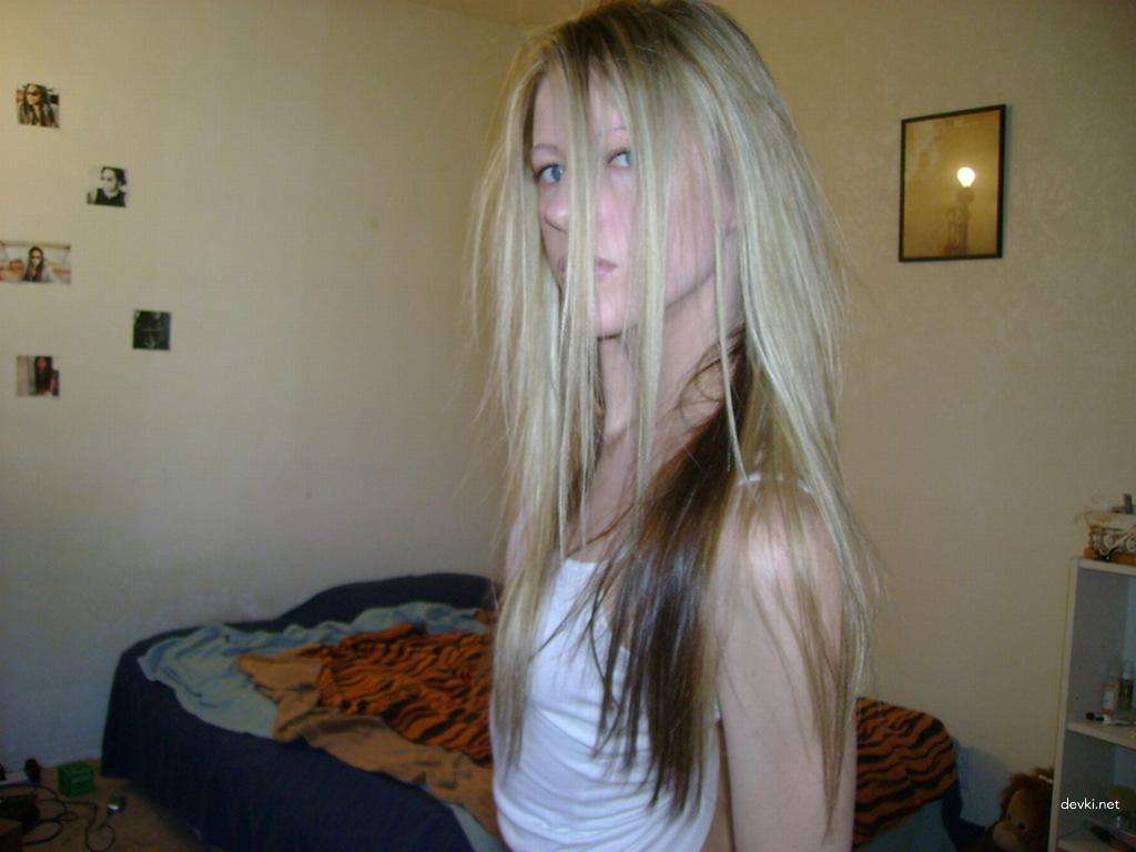 Naked Girl Seductively Poses - Explicit Amateur Photo Shoot