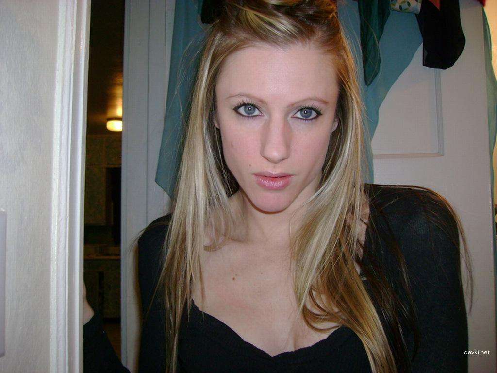 Naked Girl Seductively Poses - Explicit Amateur Photo Shoot
