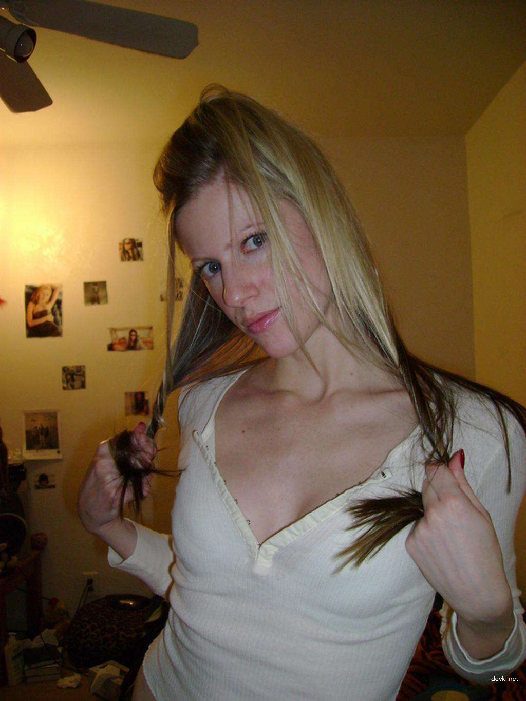 Naked Girl Seductively Poses - Explicit Amateur Photo Shoot
