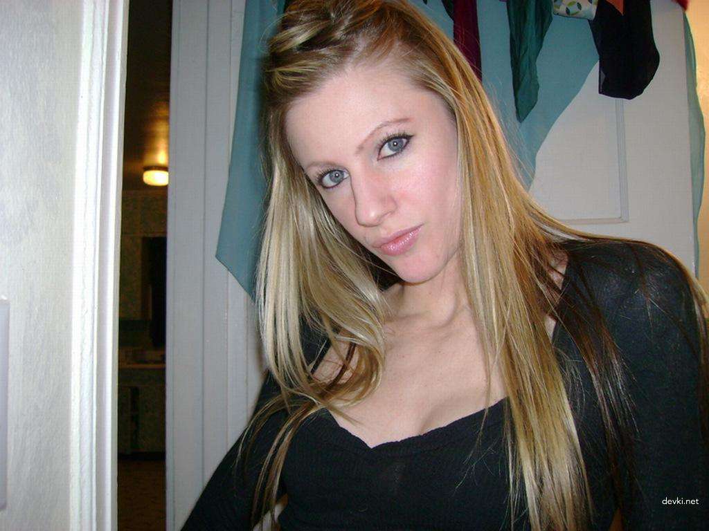 Naked Girl Seductively Poses - Explicit Amateur Photo Shoot