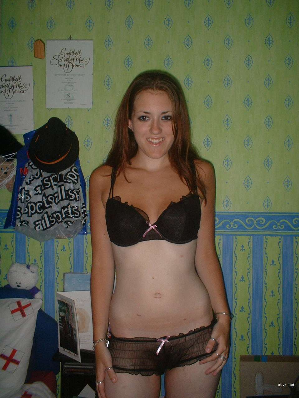 Brunette Strips Completely Naked - Amateur Explicit Photo