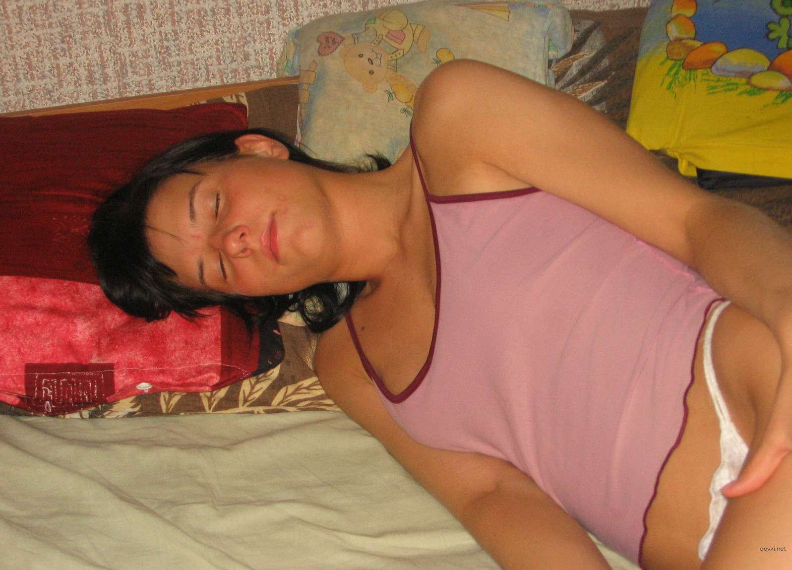 Hot Amateur Poses for Boyfriend, Then Engages in Oral Sex