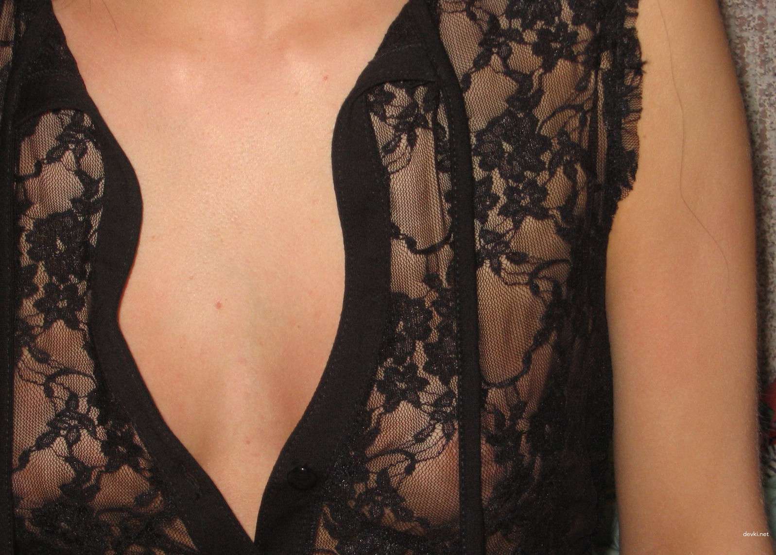 Hot Amateur Poses for Boyfriend, Then Engages in Oral Sex